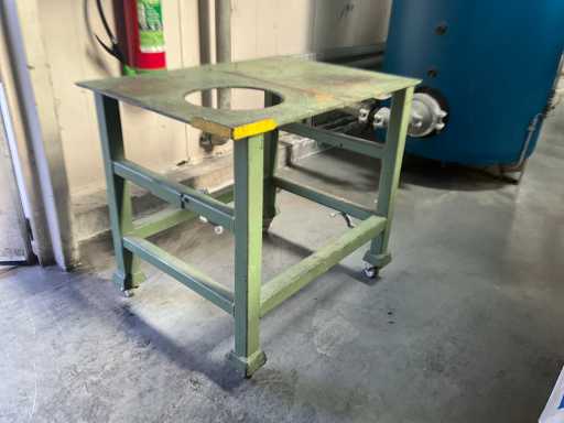 Table de travail et escabeau