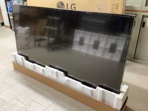 LG-MONITOR 75' HOGE HELDERHEID + KAST VOOR INSTALLATIE