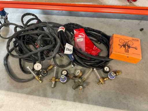 Welding hoses and pressure regulators