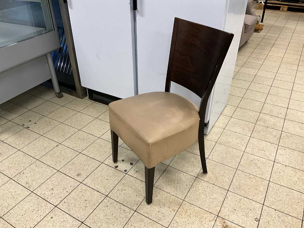 Mnóstwo krzeseł restauracyjnych ze sztucznej skóry (18x)