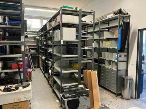 Lagerregal mit Inhalt