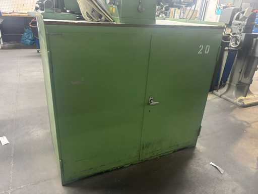 Lid - tool cabinet + tilting turntable, dividing head & miscellaneous contents