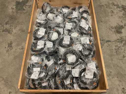 Steckverbinder-Charge mit Verbindungskabel