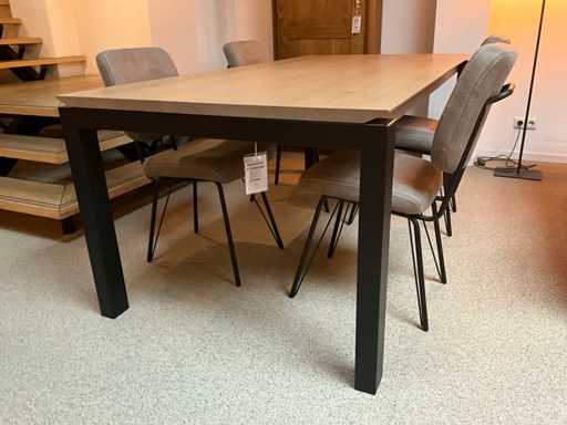 D?bowy stó? do jadalni z blatem b?bnowym