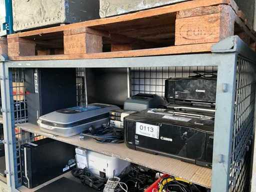 Un lot mixte d’accessoires informatiques