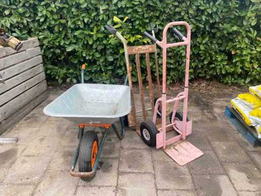 Schubkarre und zwei Stauwagen