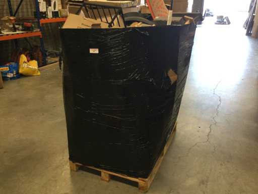 Palet de articole de gr?din? ?i de uz casnic.