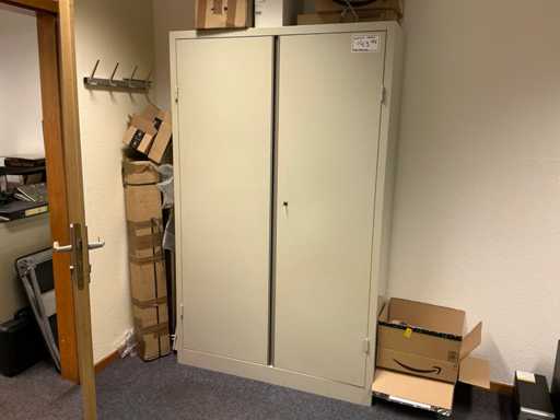 Office cabinets (2x)