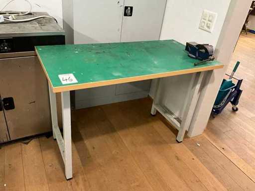 Bancă de lucru cu menghină