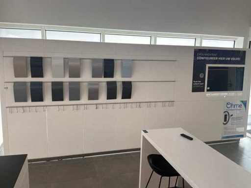 Showroomwand met televisie, interactieve playzone voor kinderen