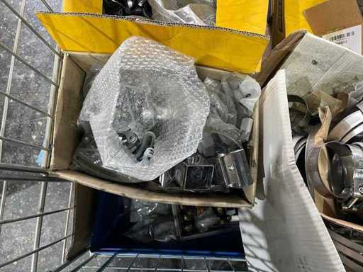 Pallet met verschillende RVS Slangklemmen