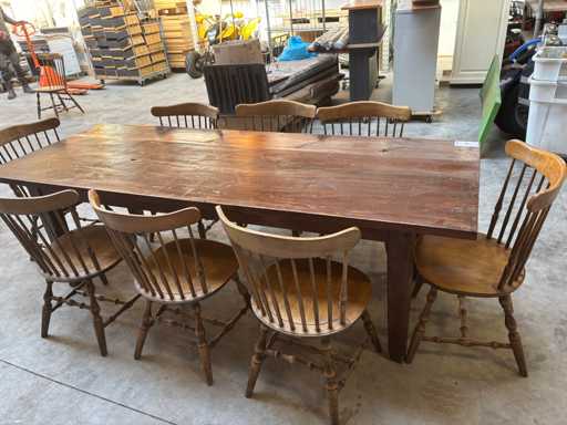 Table de café colonial avec 8 chaises