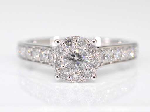 Witgouden entourage ring met diamanten
