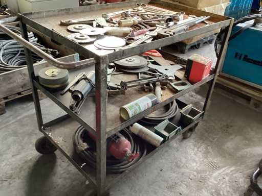 Carrello a ripiani con ruote e utensili