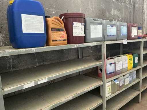Contenido de la estantería Diversos aceites, grasas, lubricantes
