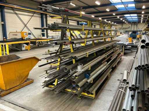 Różne rodzaje metalowych akcji.