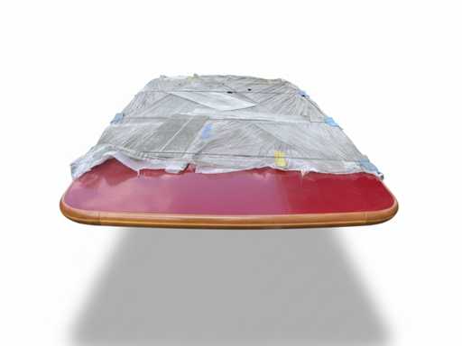 Grande table maritime rouge de 325 cm avec cadre noir robuste et pieds en bois pour navires