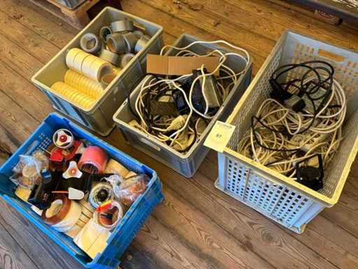 Diverse stekkerdozen, verlengkabels en tape