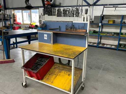 Mobile Werkbank mit Bohrern
