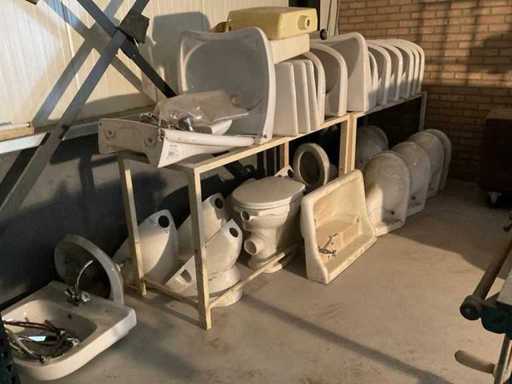 Partij toilet en wasbakken