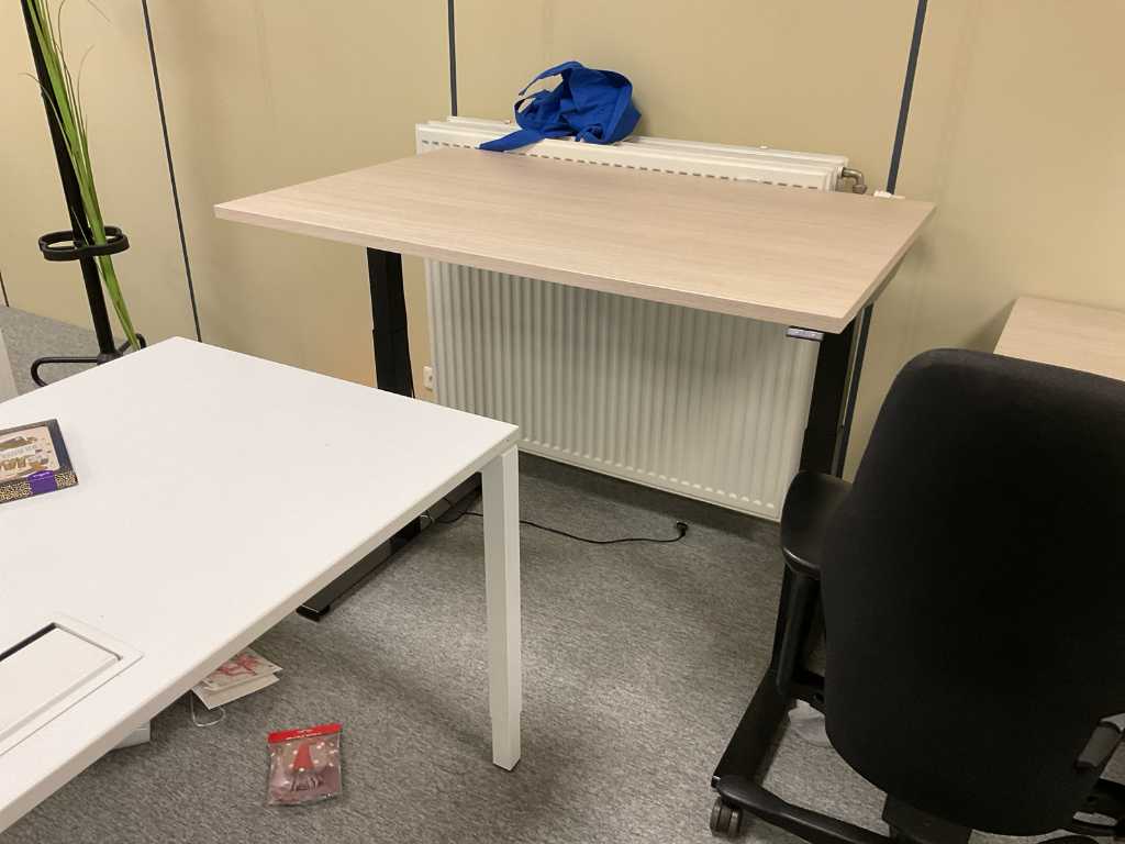 Electrically adjustable desk