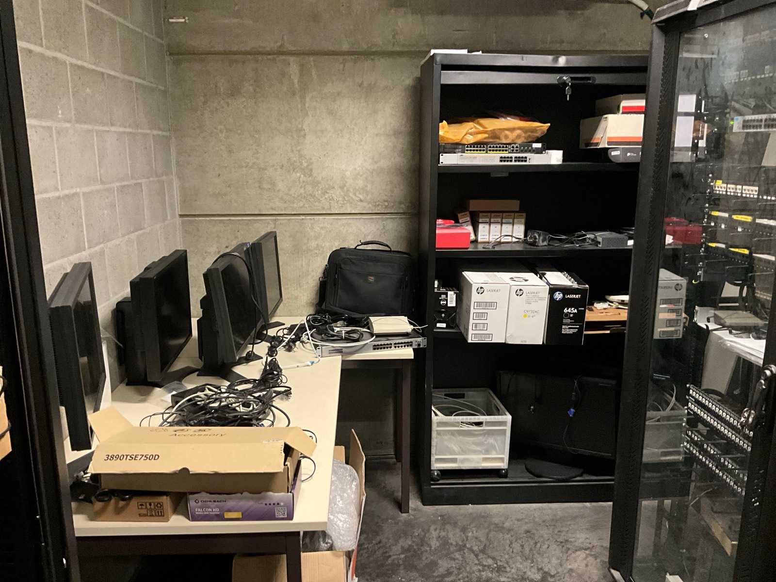 Large batch of screens and IT cables and accessories (first floor)