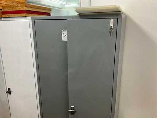 Schrank mit Inhalt