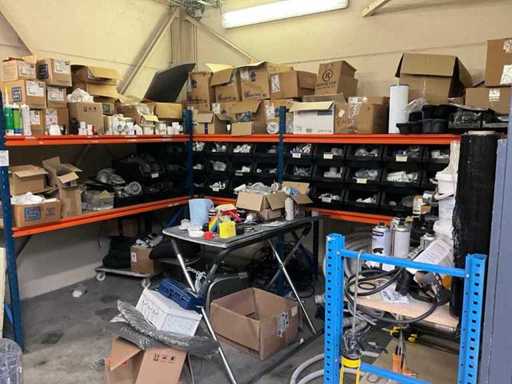 Étagère d’entrepôt à droite avec le contenu d’un grand lot de pièces détachées