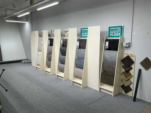 Rafturi de depozit cu mostre de covoare