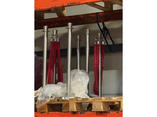 Słupki barierowe z wstążkami (czerwono-białymi)