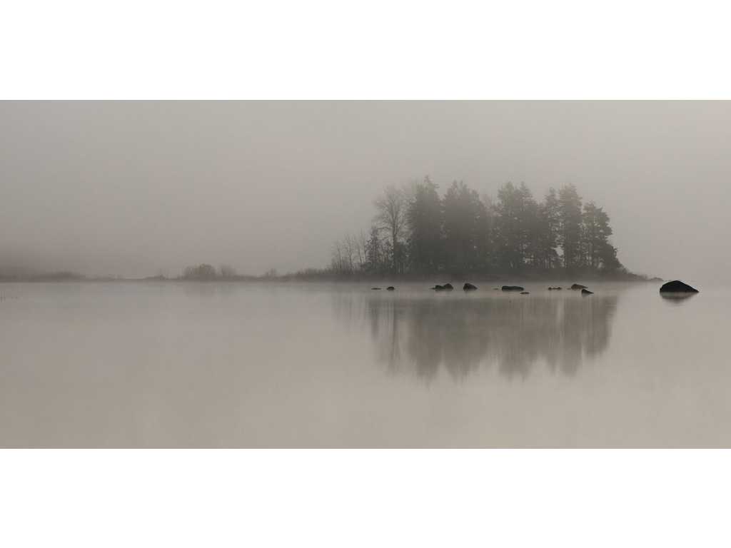  Kunstfoto Jurgen De Smet“Misty Island” , Feeëriek eilandje op een mistige morgen nabij Kilafors, Zweden.
