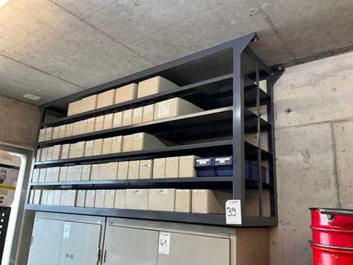 Lagerregal mit Inhalt