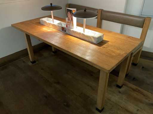 Capanne - Tavolo ristorante con sovrastruttura in marmo e illuminazione