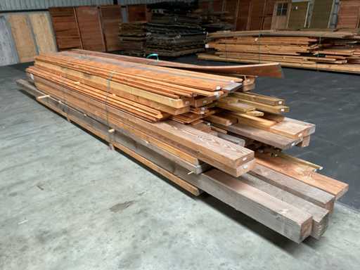 Lot of various Douglas planks length 500-700 cm