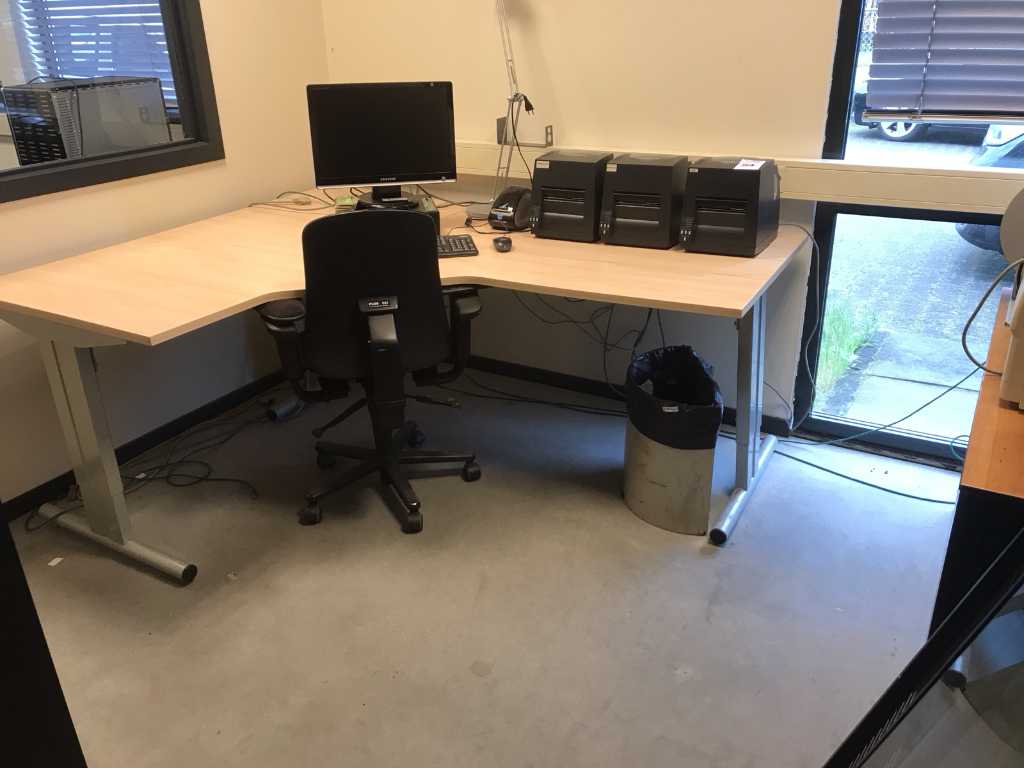 Schreibtisch, Bürostuhl und Schränke
