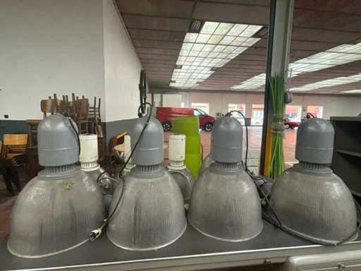Charge industrieller Pendellampen