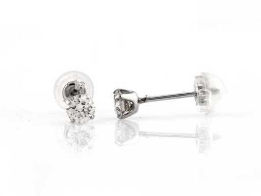 900 Platinum White Earring With Natural Diamond