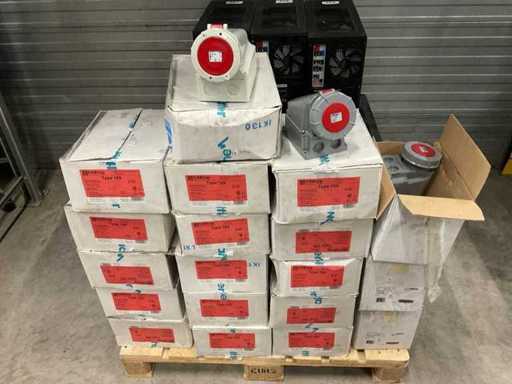 Un lotto di prese da 400V montate in superficie, 38 pezzi