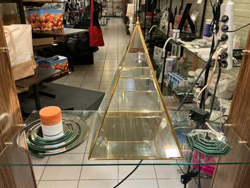 Vitrinekasten waaronder  piramide met licht en diverse decoratie en spiegelplateau s ...