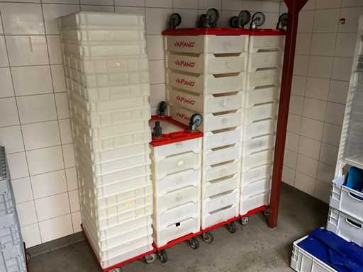 Partij kratten en dollies