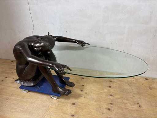 Couchtisch-Bronzefrau