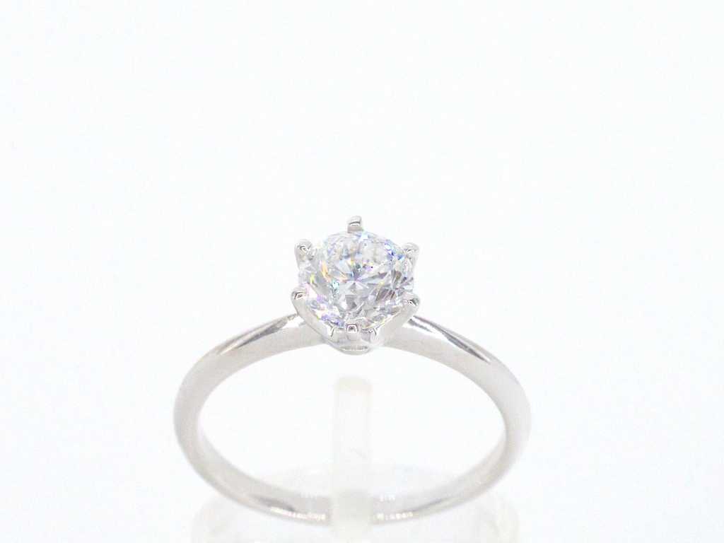 Witgouden ring met een briljant geslepen diamanten van 0.70 carat