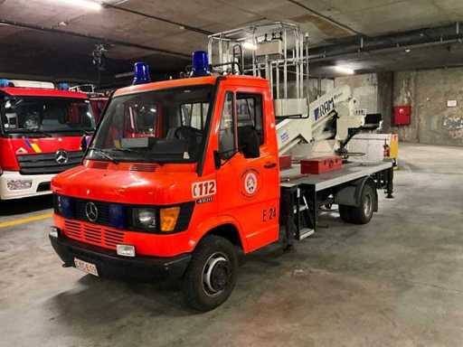 Mercedes-Benz TN 410 DB 1994 avec releveur à flèche RAM