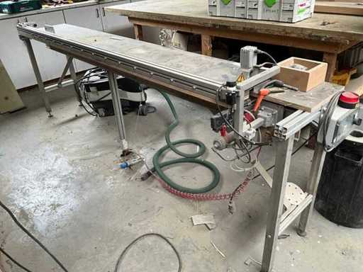 Machine à boulonner des billes de verre