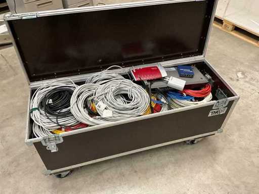 Transportcase 4 Lenkrollen mit LAN Technik und Kabel