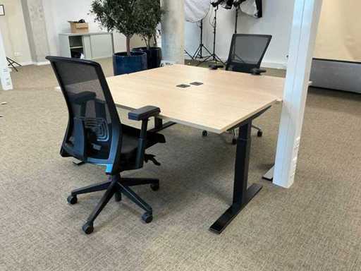 2 Schreibtische mit Schrank und Stühlen