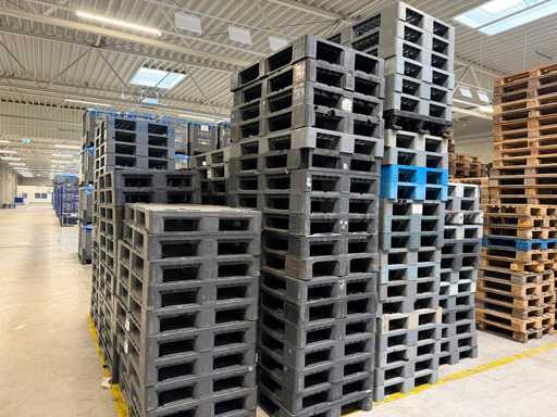  PLASTIC PALLET