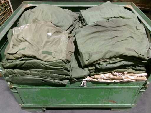 kg Mélange de vêtements, défectueux, coloré (G3) (150kg)