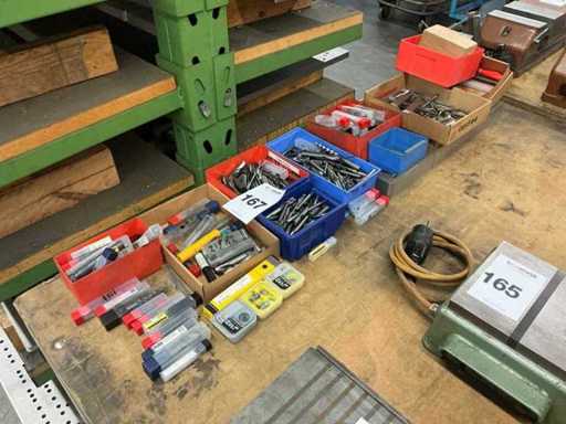 Un set de diverse bormașini și unelte mici