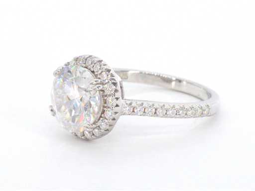Entourage ring with brilliants